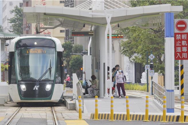 网友发现高雄市公车取消部分优惠，交通局证实乘客多移转购买TPASS月票因而调整优惠内容，带动大眾晕书整体运量成长超过2成。（任义宇摄）