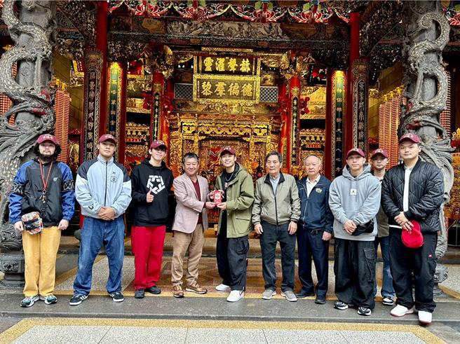 桃園大廟景福宮贊助霹靂舞參加法國坎城世界決賽。(廟方提供／蔡依珍桃園傳真)