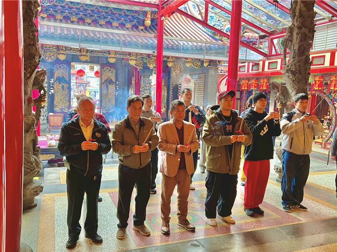 桃園大廟景福宮贊助霹靂舞參加法國坎城世界決賽。(廟方提供／蔡依珍桃園傳真)