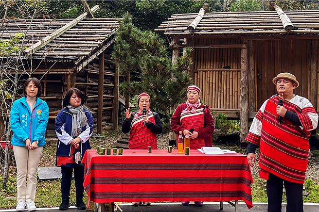 五峰乡桃山国小运动场整建启用，安排具原住民族特色的敬天祈福仪式。（新竹县政府提供／罗浚滨新竹传真）