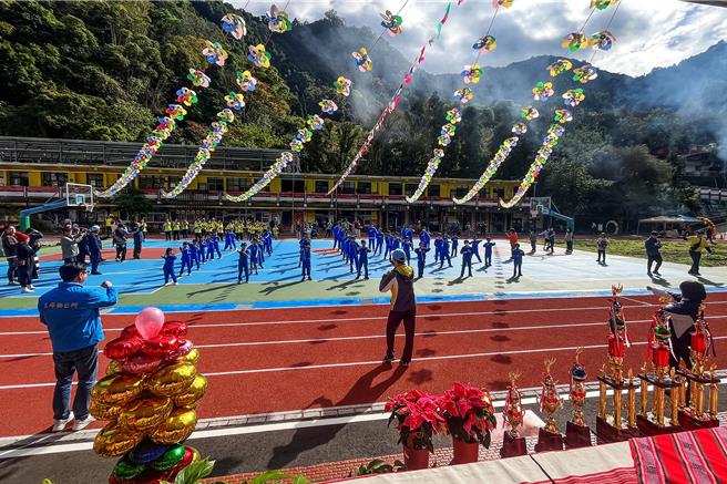 五峰乡桃山国小30日运动场整建启用后，举办部落运动会。（新竹县政府提供／罗浚滨新竹传真）