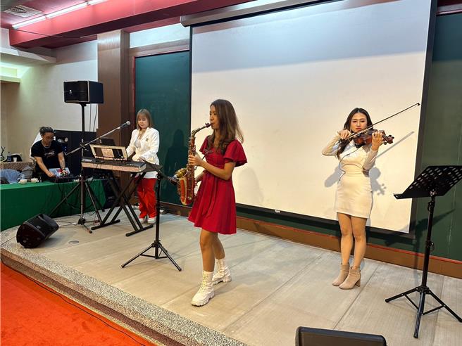 「分享爱」公益慈善音乐会由知名乐团Joymusic担纲演出。（高钧麟摄）