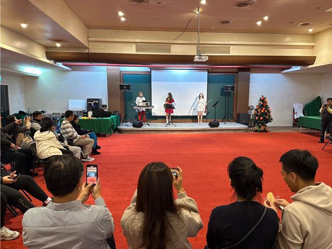 主持人欢欢吹奏萨克斯风、主唱HERA弹奏Keyboard、曾妃攸Angela演奏小提琴，3人组合又唱又跳。（高钧麟摄）