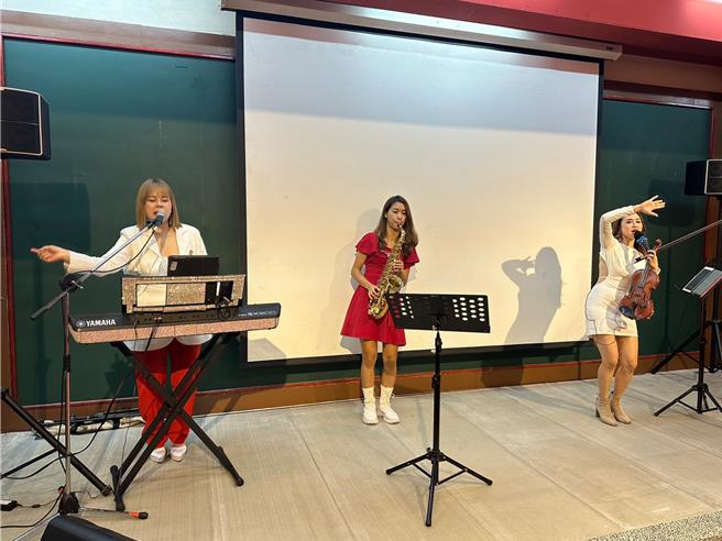 3人组合又唱又跳，炒热现场气氛，观眾听得是如痴如醉。（高钧麟摄）