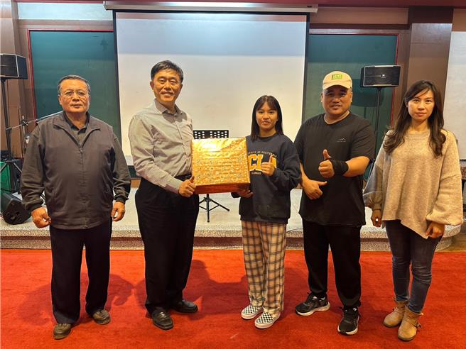 云仙乐园总经理薛乐山致赠纪念品给乌来国中同学。（高钧麟摄）
