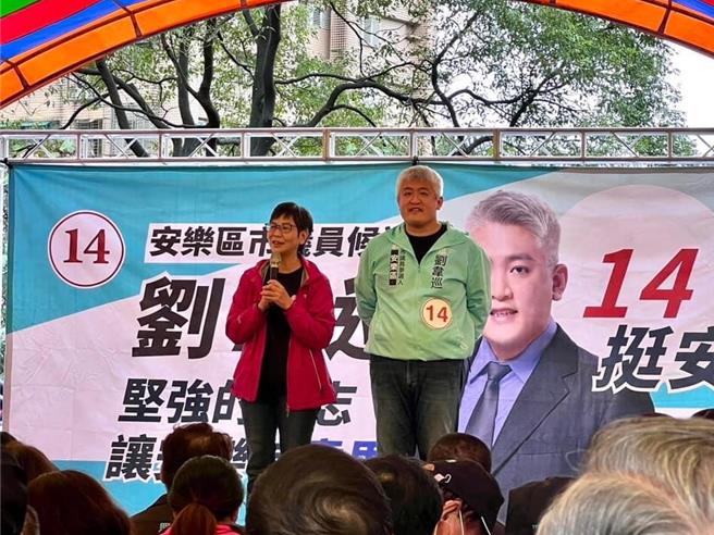 民眾党基隆市安乐区主任、党代表刘韦巡（右）30日于脸书宣布退党，刘表示，现在的民眾党高层，已容不下批评的声音，也没有党内民主，并批黄珊珊「严以待人、宽以待己」，不敢承担辅选KPI。图为去年蔡壁如替刘韦巡站台辅选之情形。（刘韦巡提供／徐佑升基隆传真）