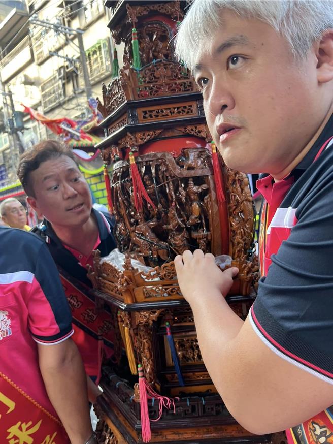 民眾党基隆市安乐区主任、党代表刘韦巡（右）30日于脸书宣布退党，刘表示，现在的民眾党高层，已容不下批评的声音，也没有党内民主，并批黄珊珊「严以待人、宽以待己」，不敢承担辅选KPI。图为去年蔡壁如替刘韦巡站台辅选之情形。（刘韦巡提供／徐佑升基隆传真）