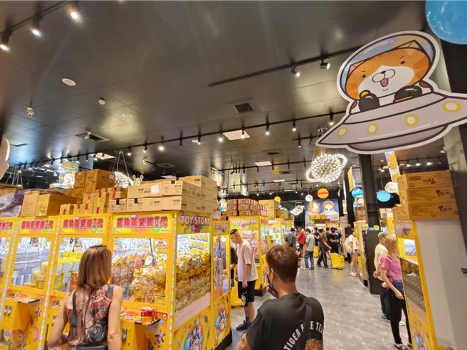 俗称夹娃娃机的选物贩卖机「店面大型化」也带动税入，截至11月底止全桃园有1267家、约3万台夹娃娃机，每月查定税额517万余元，较去年同期税额成长6.76％。（蔡依珍摄）