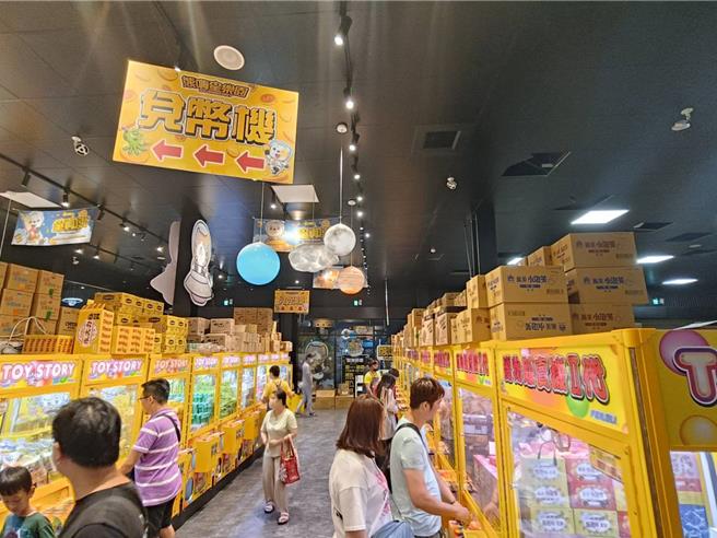 俗称夹娃娃机的选物贩卖机「店面大型化」也带动税入，截至11月底止全桃园有1267家、约3万台夹娃娃机，每月查定税额517万余元，较去年同期税额成长6.76％。（蔡依珍摄）