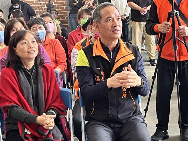 富里鄉江東城鄉長聚精會神觀賞現場歌手精彩表演。（主辦單位提供）