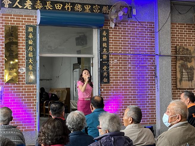 由主持人沈雅雯獻唱《心花開》揭開活動序幕。（主班單位提供）