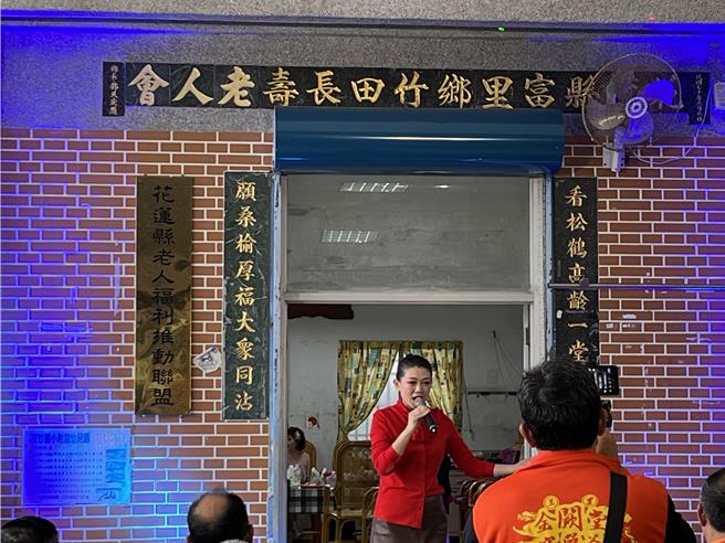 孫賀獻唱歡樂慶豐收，展現歌唱實力。（主辦單位提供）