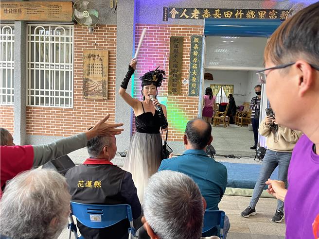 唐玲下台與觀眾互動分送個人海報。（主辦單位提供）