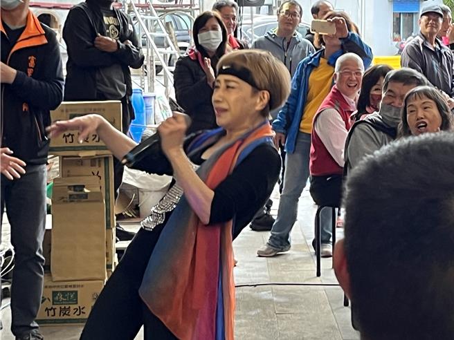 「秀場蚱蜢公主」藍如潔活力十足，下台與觀眾互動。（主辦單位提供）