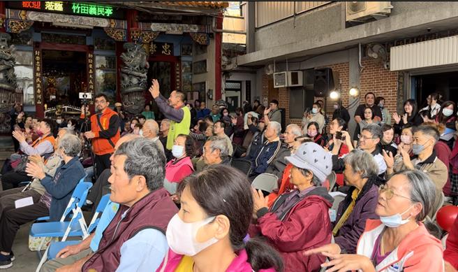 現場鄉親聽得如癡如醉掌聲連連。（主辦單位提供）