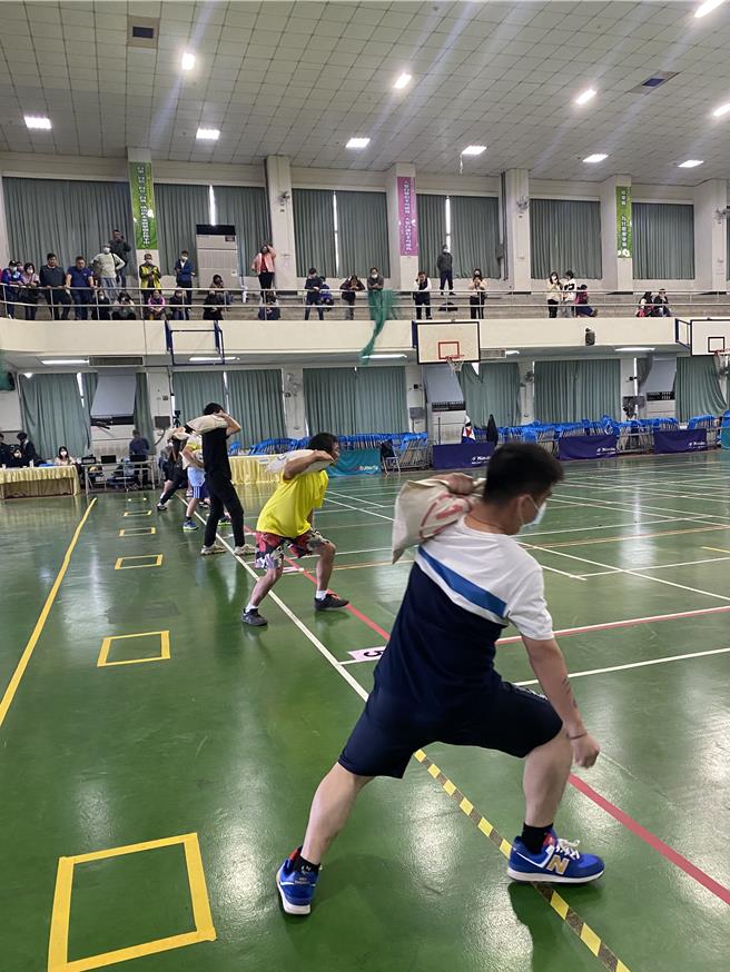 嘉义市政府今天招考清洁队临时人员，考生扛沙包跑50公尺测体能。（嘉义市政府提供／廖素慧嘉市传真）