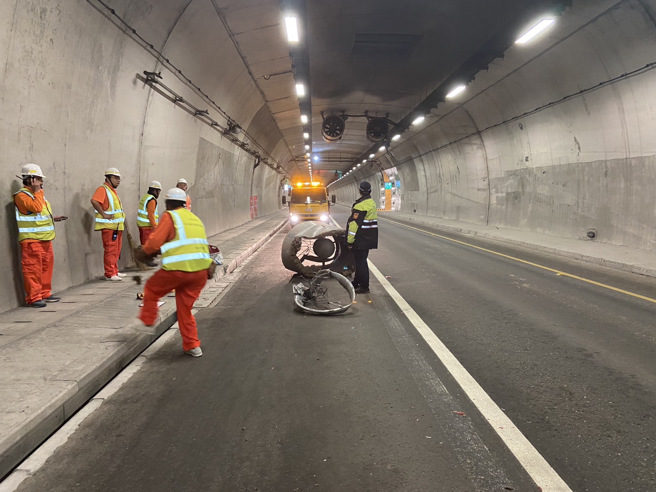 台9线苏花改东澳隧道南向路段，1辆大货车不慎撞爆隧道顶部喷流风机。（图／警方提供）
