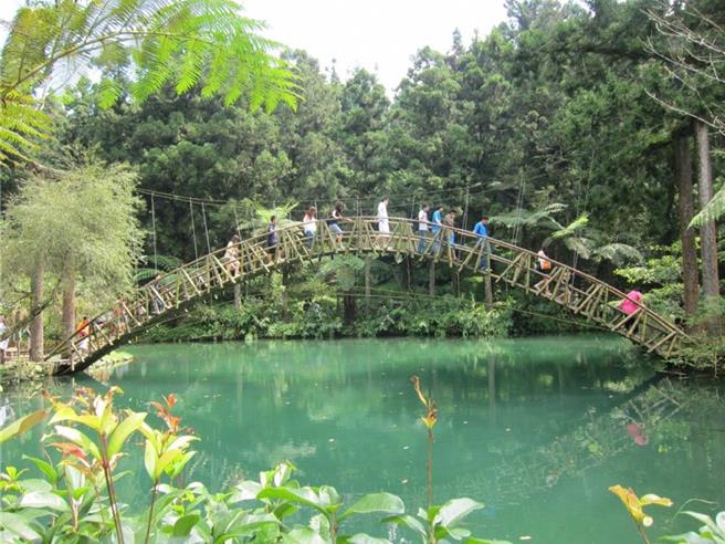 跨年元旦3天连假上溪头踏青健行，南投县政府在鹿谷乡茶业文化馆提供免费接驳车服务，欢迎旅客多多利用。溪头自然教育园区提供