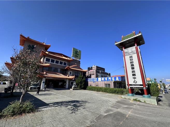 南投县政府跨年元旦3天连假在鹿谷乡农会茶业中心提供前往溪头教育园区免费接驳车服务。南投县政府提供