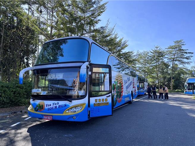 元旦连假期间南投县府提供到溪头教育园区的免费接驳车服务是在上午9点从茶业文化馆发车，中间停靠内湖国小站，终点为溪头第1停车场，全程约10公里20分钟。南投县政府提供