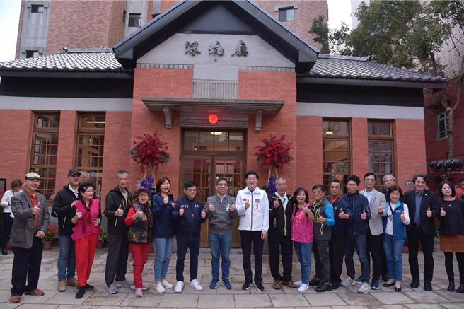 深坑廳30日啟用揭牌，深坑區公所在充滿歷史人文意義的新地標「深坑紅樓」，同時舉行「郭掌從油畫暨李秀芳彩瓷藝術聯展」。（深坑區公所提供）