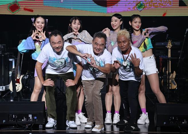 陳昇（中）31日將在TICC舉辦跨年演唱會。（羅永銘攝）