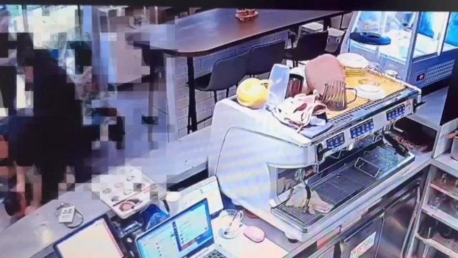 多名熱心民眾已將王嫌壓制在地。（翻攝畫面）