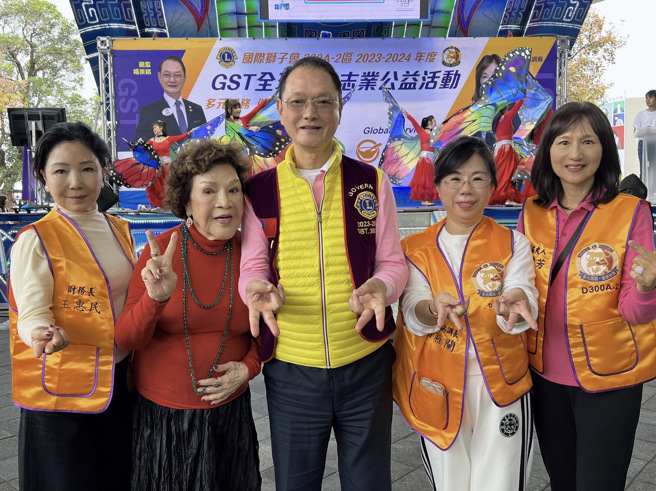 财务长王惠民（左起）、周游、总监杨崇铭、协调长曹雅兰。（李朝永提供）