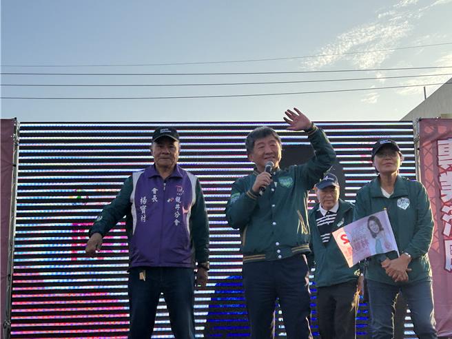 前衛福部長陳時中30日為爭取連任、台中二選區立委林靜儀助選。（馮惠宜攝）