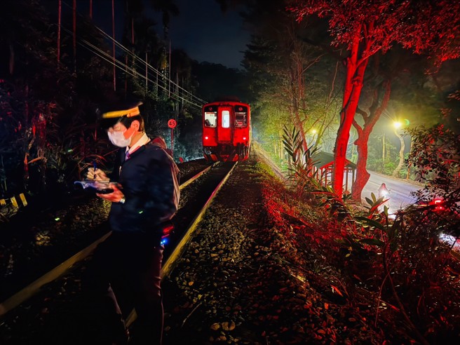 南投集集鎮隘埔巷平交道，發生一起火車撞機車的意外，一名60歲男子不知什麼原因和火車撞上。（翻攝畫面）