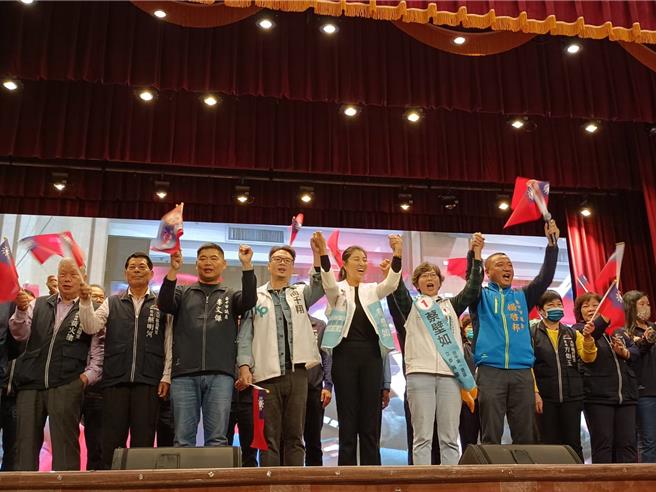 台中市立委第一選區候選人蔡壁如30日晚間在大甲舉行甲安埔大型造勢活動，南投縣長許淑華現身站台。（陳淑娥攝）