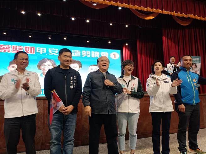 台中市立委第一選區候選人蔡壁如30日晚間在大甲舉行甲安埔大型造勢活動，前市長胡志強現身力挺。（陳淑娥攝）