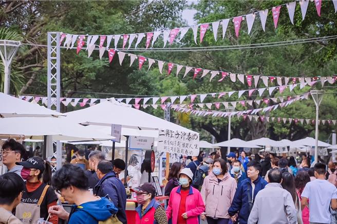 创意市集是全国客家日音乐生活节的一大亮点，各摊商特别设计了「客家专属」的限定商品，吸引大批人潮。（高雄市客委会提供／林雅惠传真）
