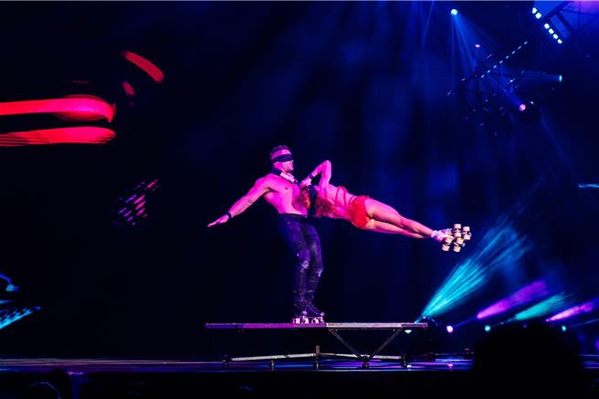 《光影魔幻馬戲團LUMIA》帶來精彩雙人溜滑特技。（寬宏藝術提供）