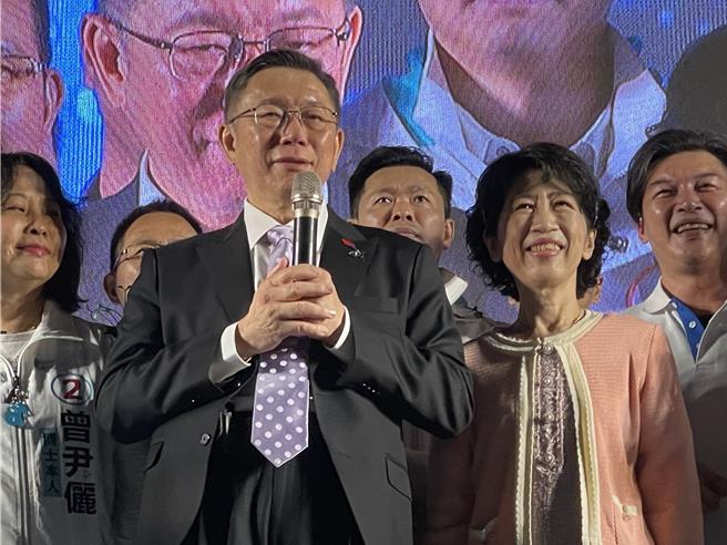 民眾党总统候选人柯文哲（左）30日晚间与夫人陈佩琪（右）出席「南方崛起前进大台中」造势活动，再次痛批民进党意识型态治国、远离民意。（林欣仪摄）