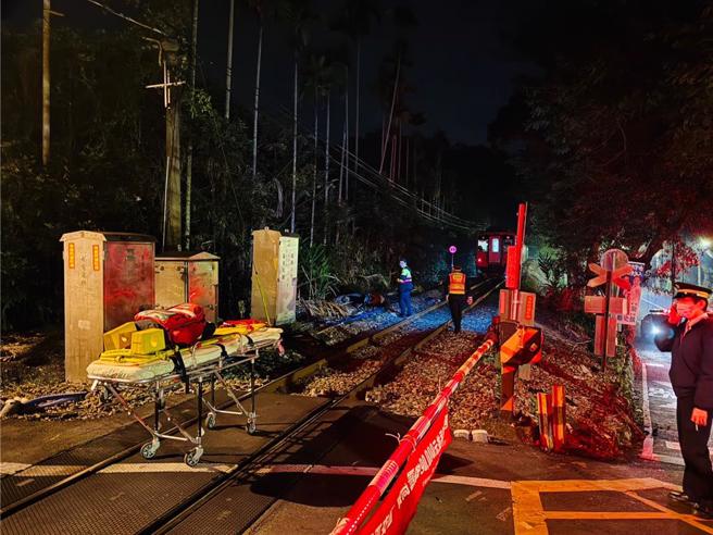 集集小火車30日晚間驚傳死亡車禍！機車騎士闖越平交道與行駛中火車碰撞當場死亡。（圖／南投縣消防局提供）