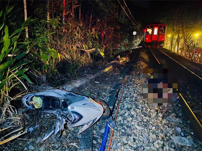 集集小火車30日晚間驚傳死亡車禍！機車騎士闖越平交道與行駛中火車碰撞當場死亡。（圖／南投縣消防局提供）