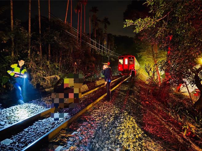 集集小火車30日晚間驚傳死亡車禍！機車騎士闖越平交道與行駛中火車碰撞當場死亡。（圖／南投縣消防局提供）