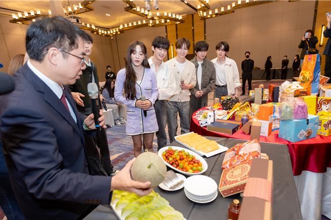 金世正和VERIVERY開心品嘗水果。（台南好YOUNG提供）