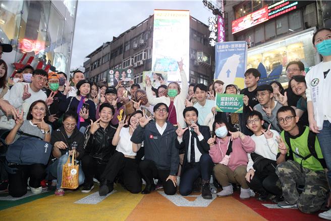 高雄市長陳其邁（前排左五）30日北上輔選，和民進黨立委候選人吳沛憶（前排左四）、社民黨立委候選人苗博雅（前排右五）、現任立委林昶佐（前排左三）在北市西門町街頭快閃演出，與民眾合影。（張鎧乙攝）