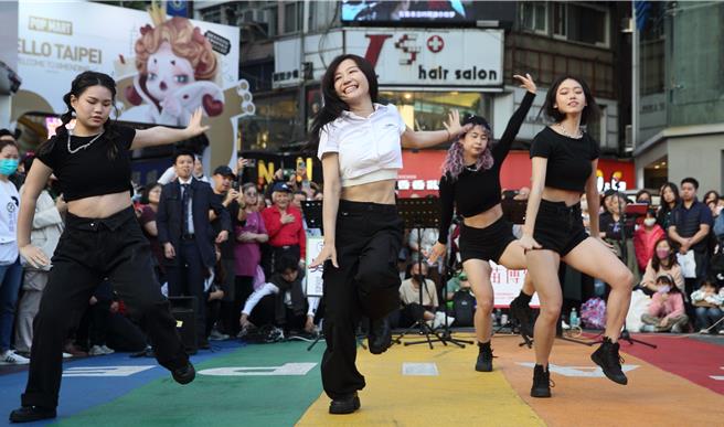 快閃活動一開始，便由吳沛憶與舞者率先帶來一首熱舞。（張鎧乙攝）