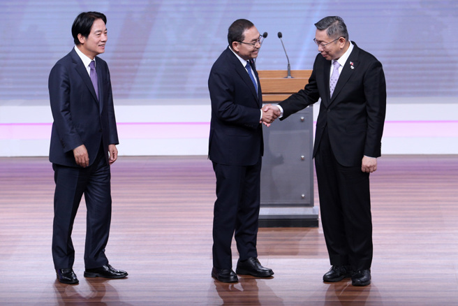 黃揚明認為，賴清德在辯論會談論憲法的論述，真的不知道在講甚麼。2024年總統大選總統候選人辯論會30日舉行，圖為3位候選人會前握手致意。（台北市攝影記者聯誼會提供／黃世麒攝）