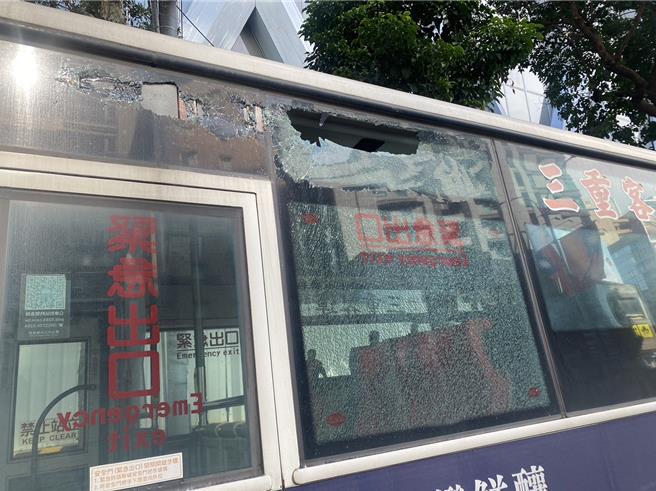 台北市中山區今(30)日中午發生一起事故，中山北路二段、民權西路捷運站旁有輛機械車在施工時疑似疏忽，在收起吊臂時不慎擦撞正在停等紅綠燈的公車。（翻攝照片／丁上程台北傳真）