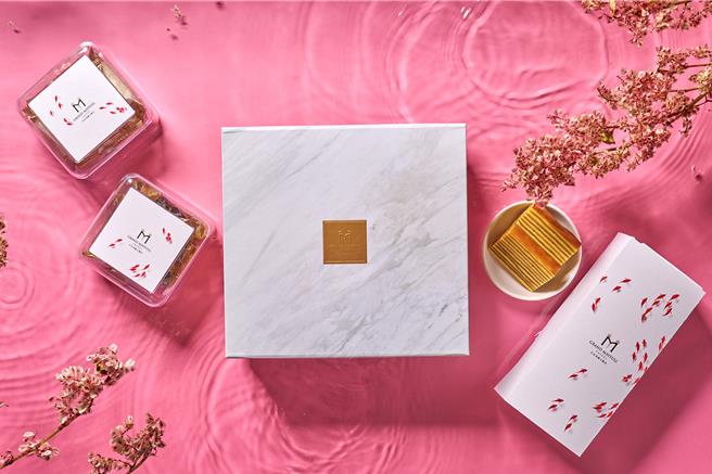 台北美福大饭店皇家糕点礼盒，设计结合日本当红漆艺家江藤雄造的手绘金鱼，取其新年吉祥之意。（台北美福大饭店提供）