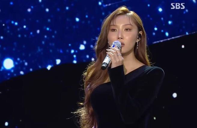 华莎改唱抒情歌《LMM》以表哀悼。（图／翻摄自SBS Drama的YouTube）

