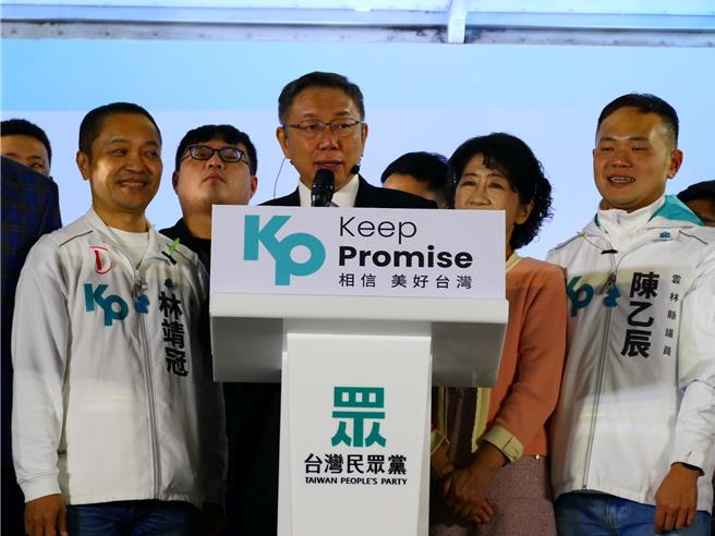 民眾党总统候选人柯文哲（前右三）30日到云林县北港朝天宫庙口开讲，强调目前台湾不可能独立也不可能统一。（张朝欣摄）