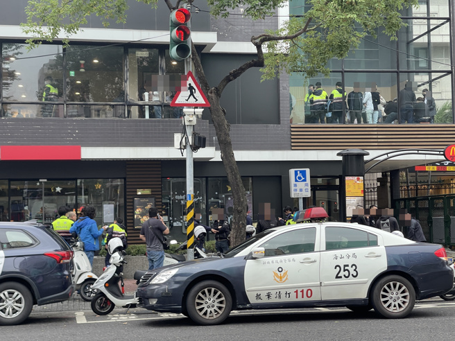 日前新北市议会前麦当劳门口，日前有54名黑衣人聚集，吓坏路过民眾纷纷报案。（翻摄画面）