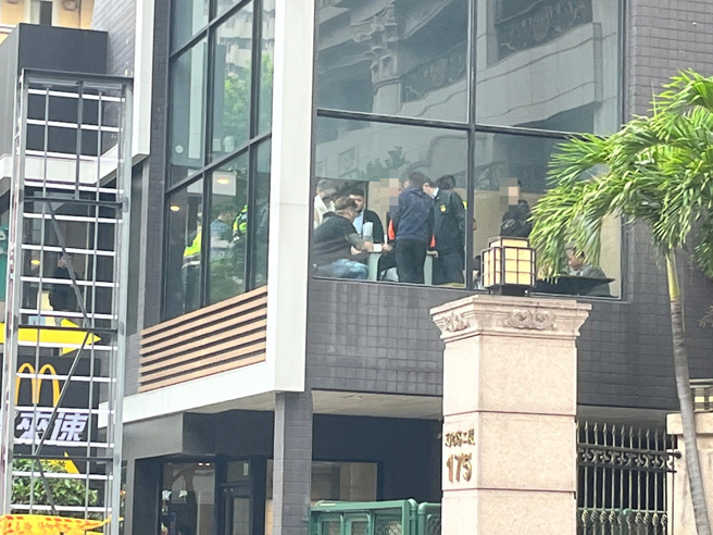 日前新北市议会前麦当劳门口，日前有54名黑衣人聚集，吓坏路过民眾纷纷报案。（翻摄画面）