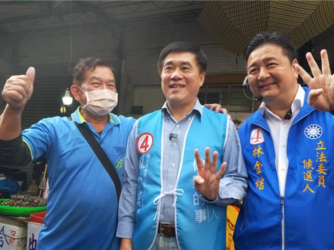 新北十選區立委候選人林金結邀請國民黨副主席，同時也是戰鬥藍發起人郝龍斌掃街助選。（林金結辦公室提供／劉瑋晴新北傳真）