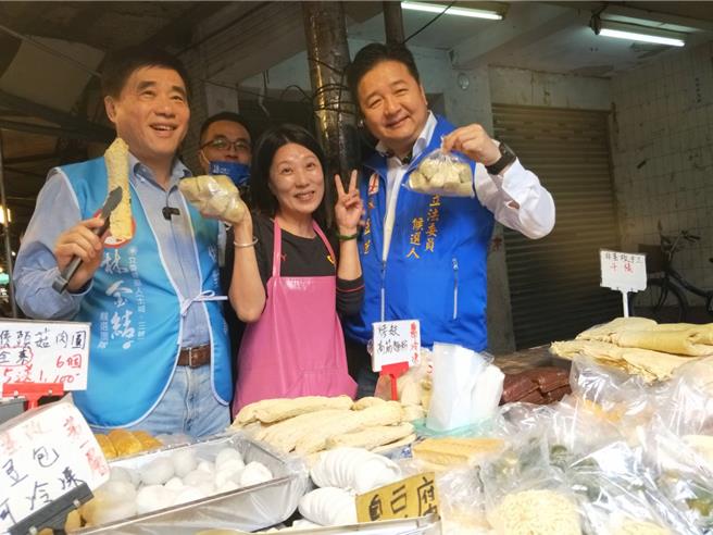 郝龍斌與林金結一天連跑土城、三峽掃街，非常受到婆婆媽媽的歡迎。（林金結辦公室提供／劉瑋晴新北傳真）